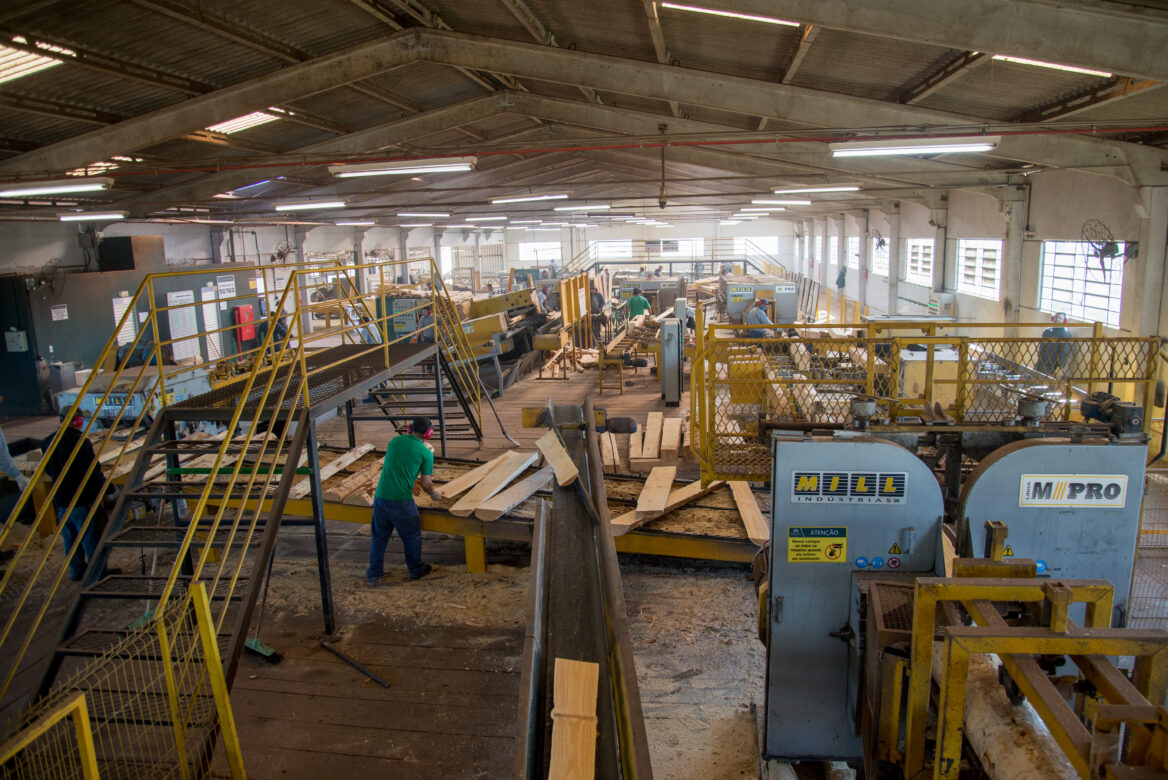 controle de produção para serrarias — operador monitorando linha em tempo real