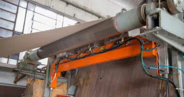 Medidor capacitivo de umidade do papel Marrari instalado na esteira